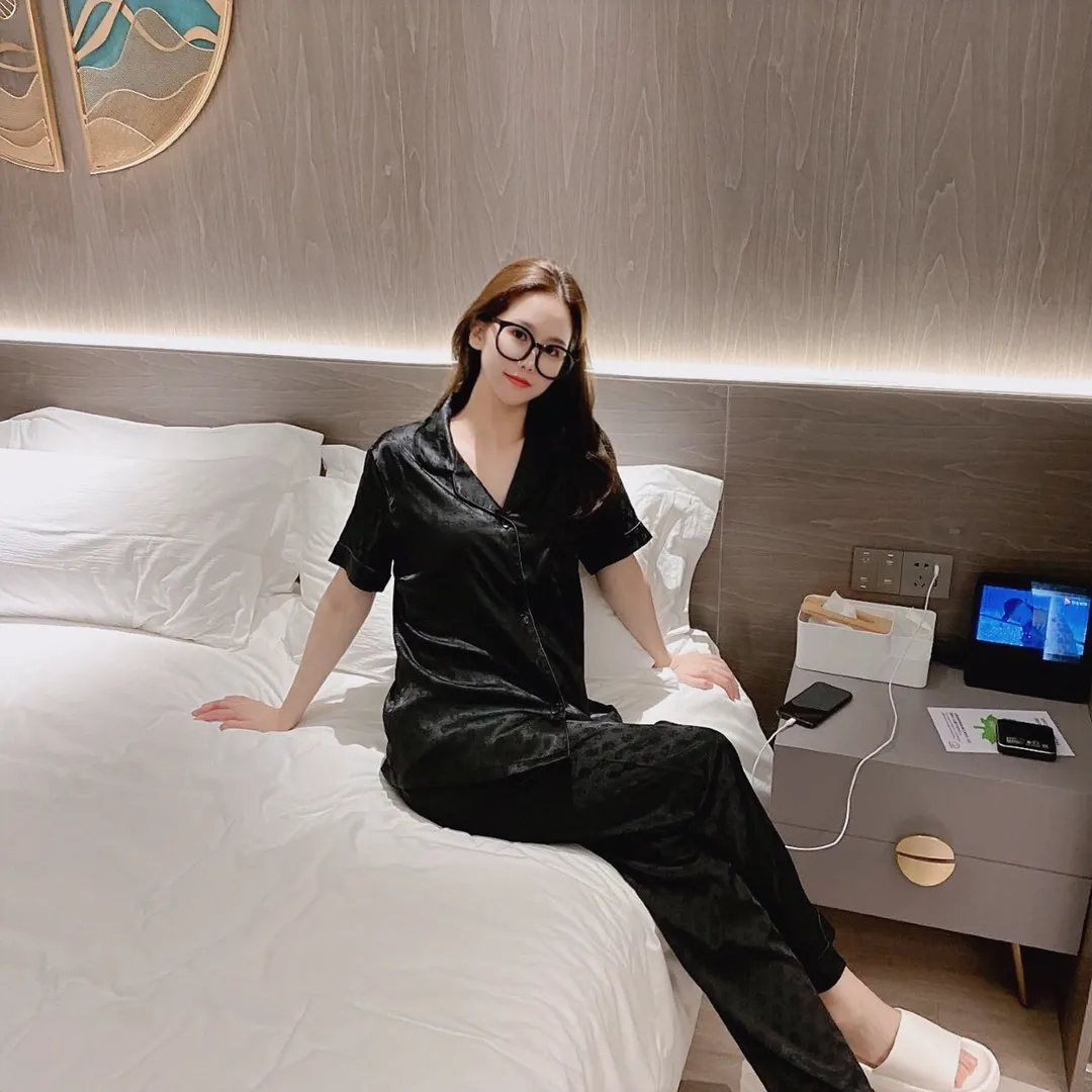 🅿️360 Croxin Home Clothes High-end Korean silk fabric is skin-friendly, soft and comfortable. Same style for men and women. Women’s sizes: XS~M, men’s sizes: M, L